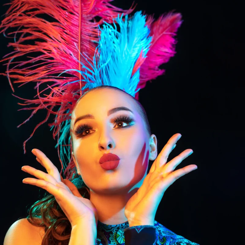 Peinado carnaval vibrante y colorido con accesorios y brillo para celebraciones festivas 2025