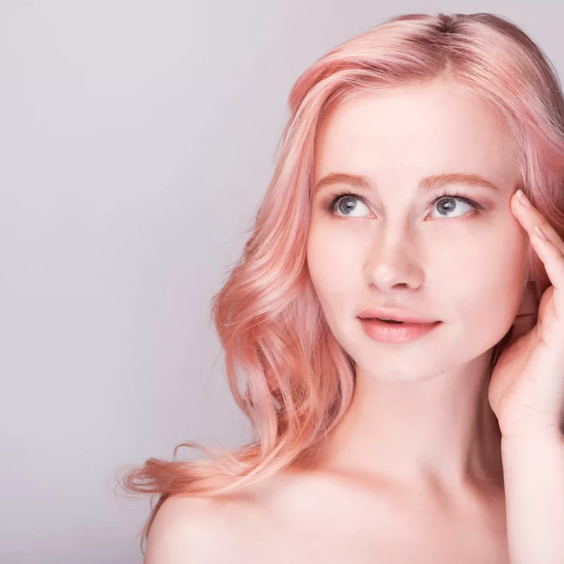 Tintes fantasía duraderos para cabello vibrante y moderno, con consejos para elegir el color ideal según tu tono de piel