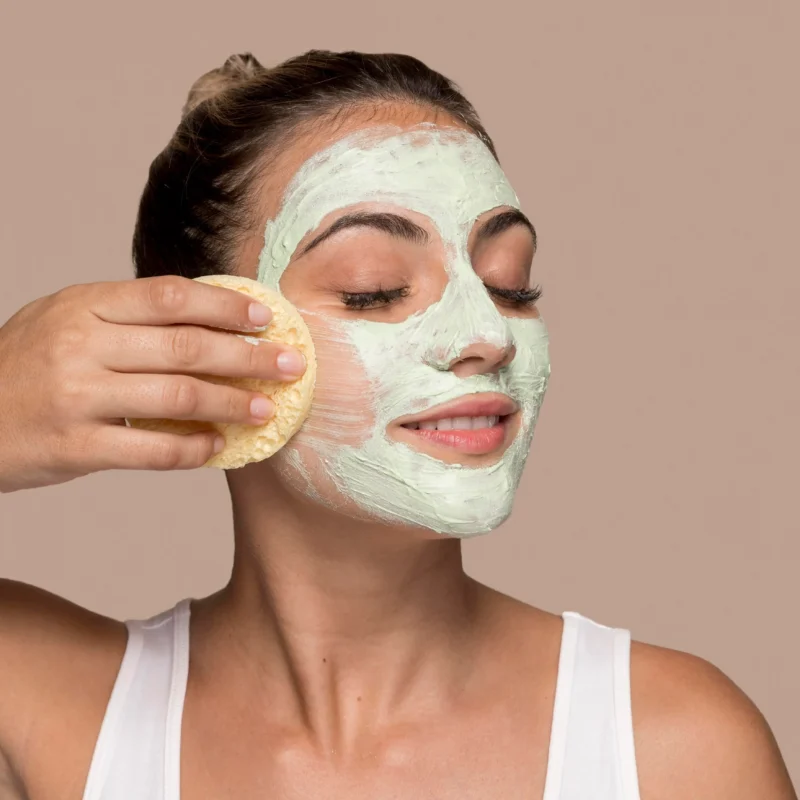 Mujer haciendose una exfoliación en una limpieza facial profunda