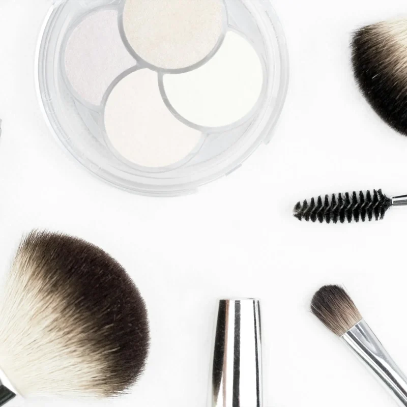 Herramientas indispensables para tu kit de maquillaje.