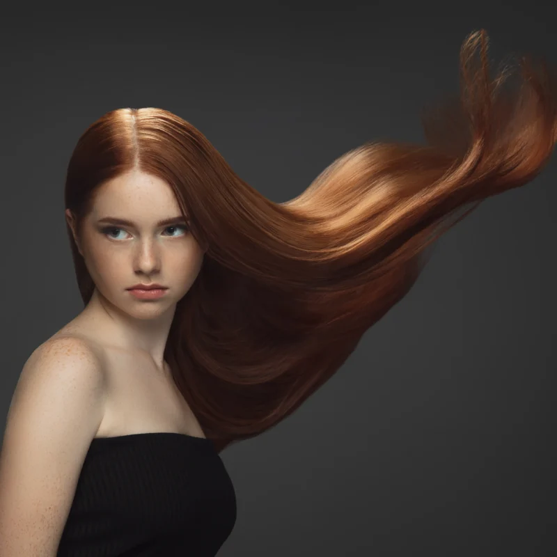 Chica con cabello liso y peinado elegante, mostrando un look refinado y moderno