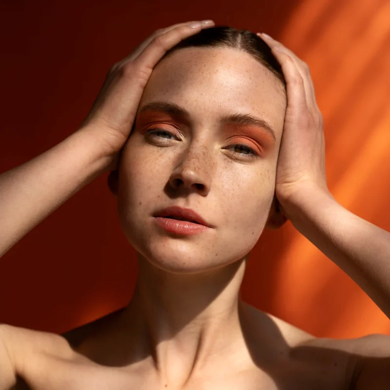 Mujer con cabello milk tea; tonos de cabello ideales para pieles con subtonos cálidos