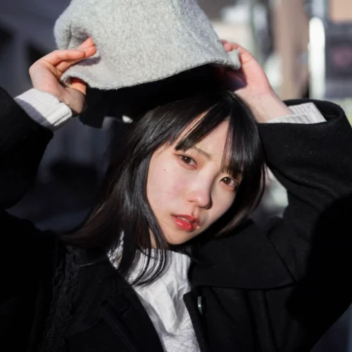 Tonos de cabello en tendencia 2025 para pieles con subtonos fríos, mostrando colores elegantes y modernos