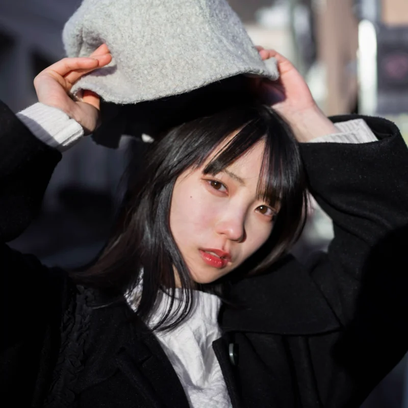 Tonos de cabello en tendencia 2025 para pieles con subtonos fríos, mostrando colores elegantes y modernos