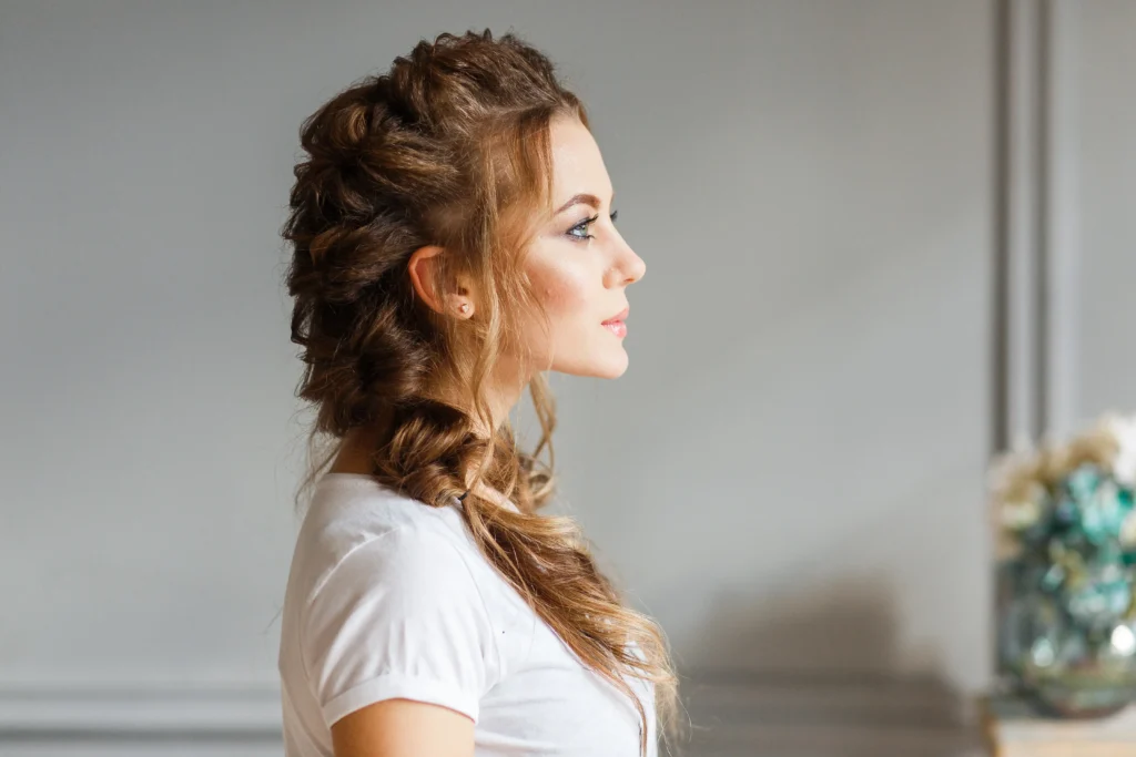 Trenza con volumen bohemia y romántica.