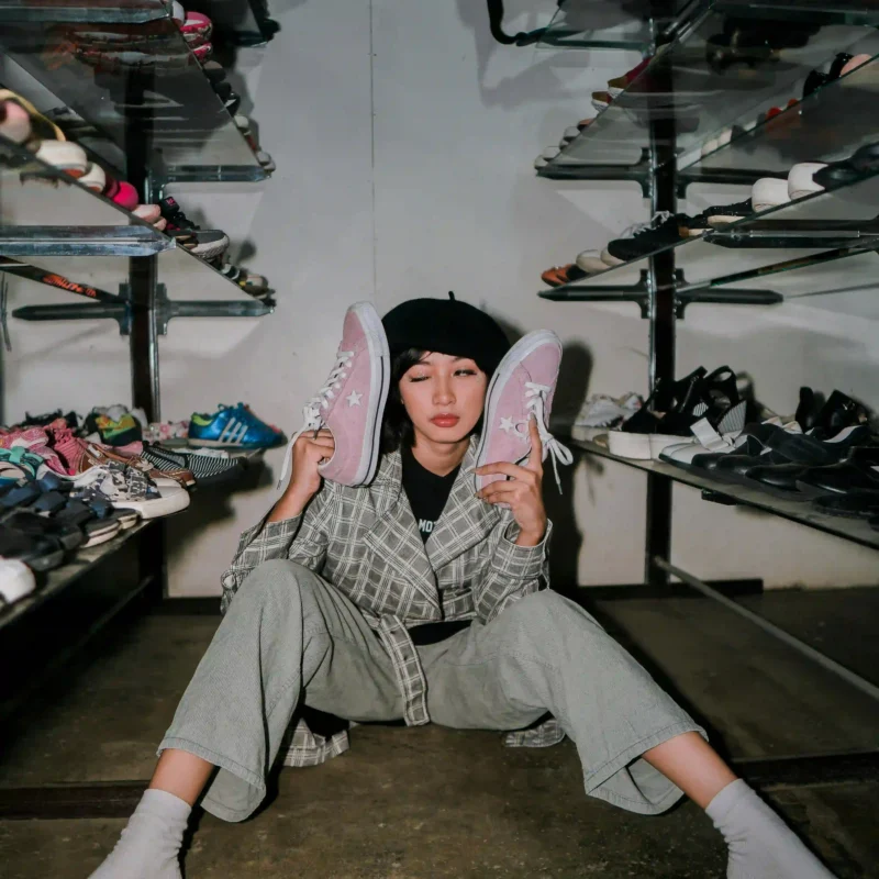 5 zapatillas de moda 2025, mostrando modelos ligeros, retro, plateados y colores vibrantes