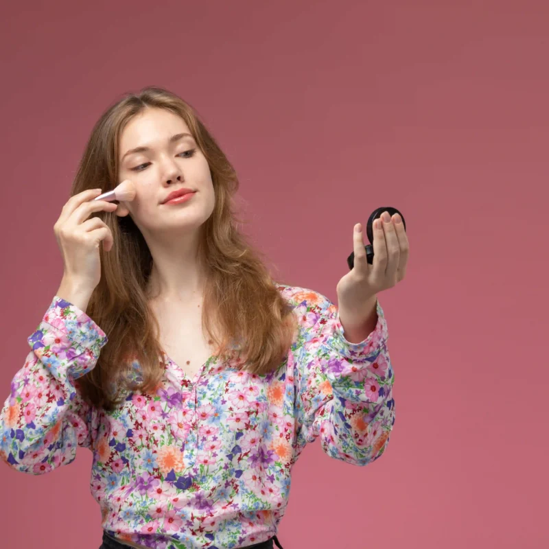 Look de maquillaje impecable paso a paso con piel luminosa, cejas definidas, ojos delineados y labios perfectos