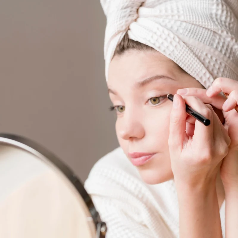 Guía paso a paso para evitar errores comunes de maquillaje y lograr un look radiante y natural, con consejos sobre productos y técnicas profesionales para cualquier edad.