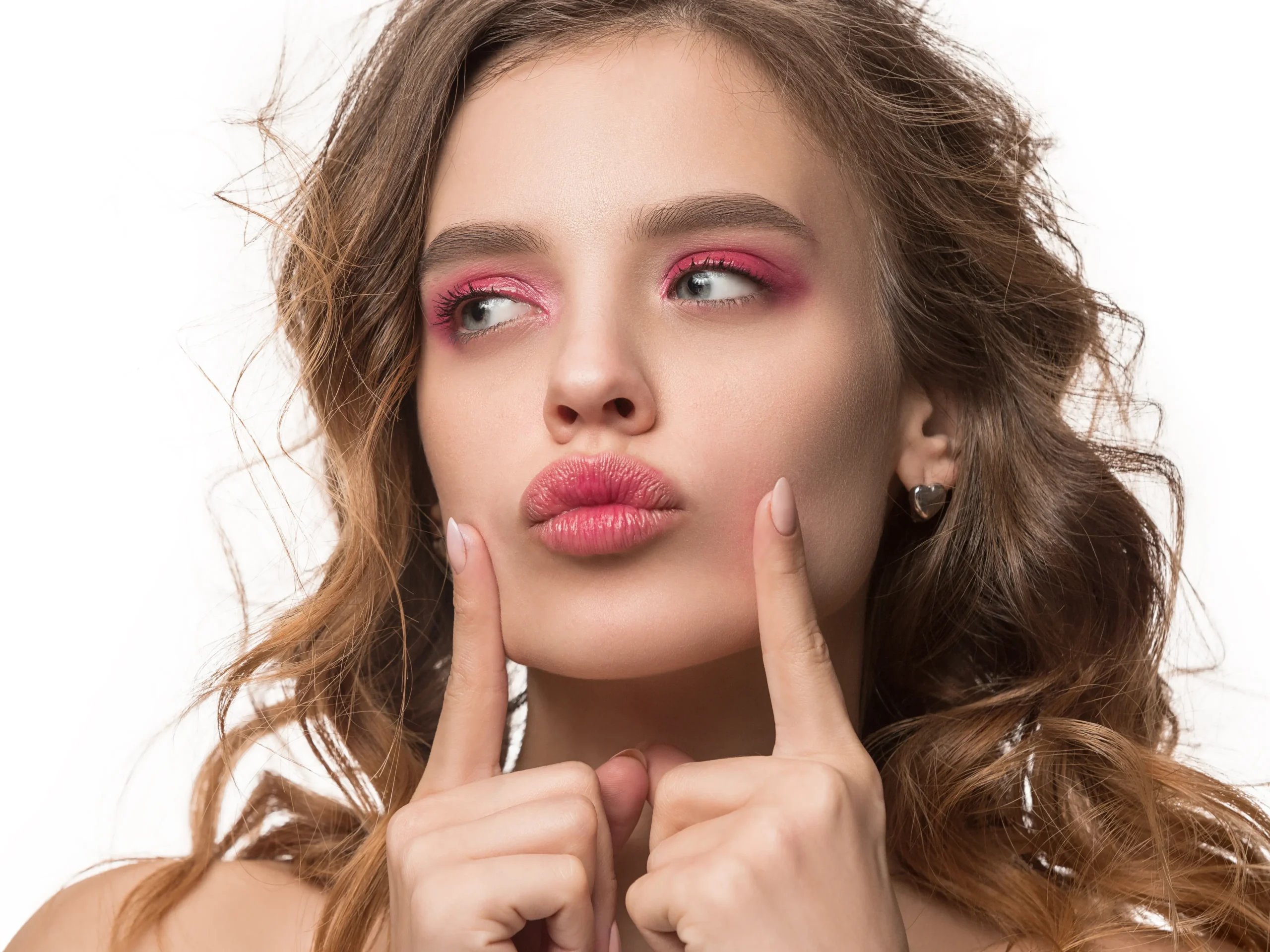 Maquillaje casual y natural para San Valentín con labios nude y cejas definidas.