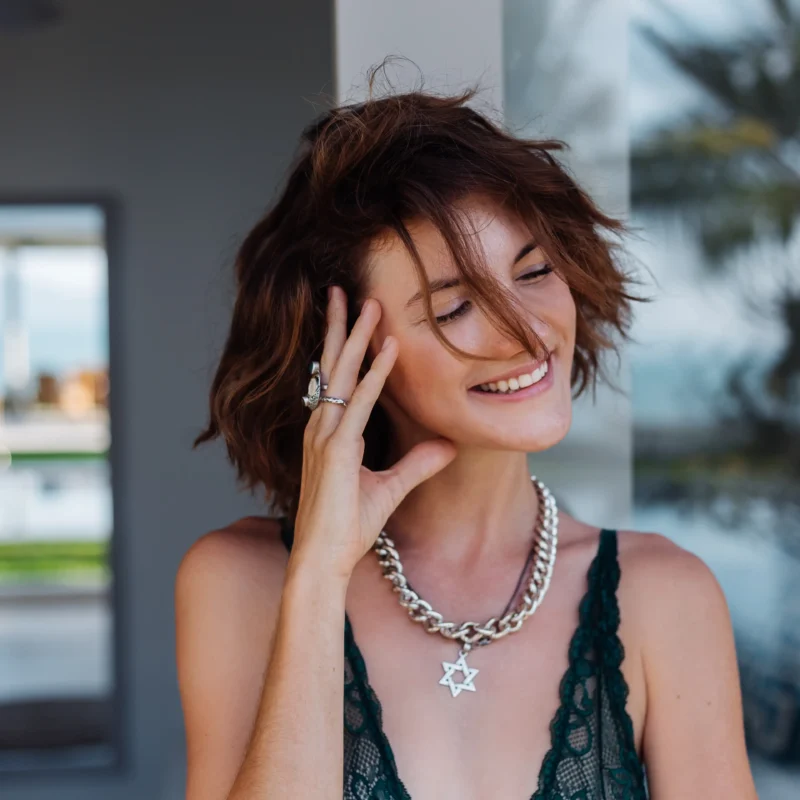 Mujer con collar chunky, representando la tendencia de joyería en 2025.