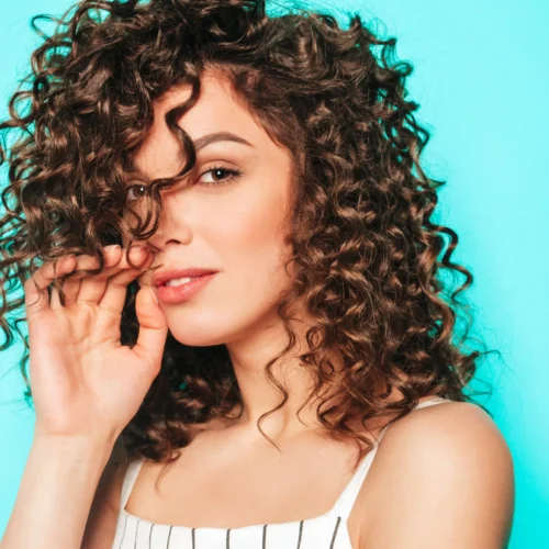 Cuidado del cabello rizado mujer para tener el cabello hidratado y sin frizz