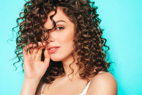 Cuidado del cabello rizado mujer para tener el cabello hidratado y sin frizz