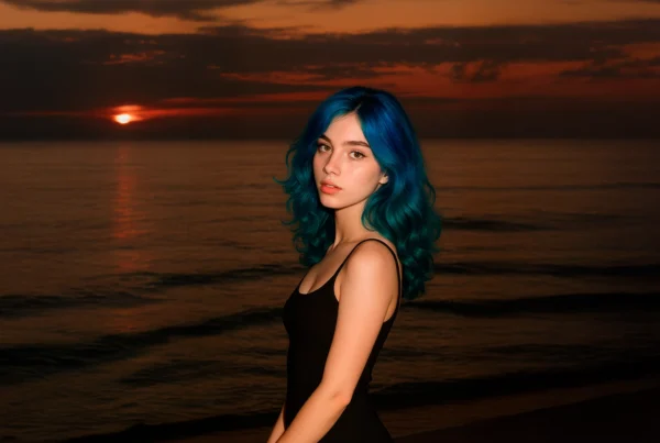 Mujer con cabello decolorado y tinte fantasía brillante disfrutando del verano