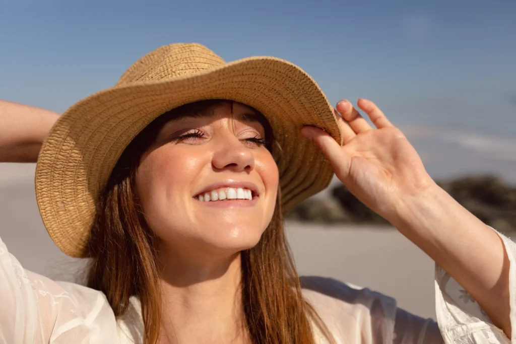 Mujer feliz disfrutando de los beneficios de tener una piel sana