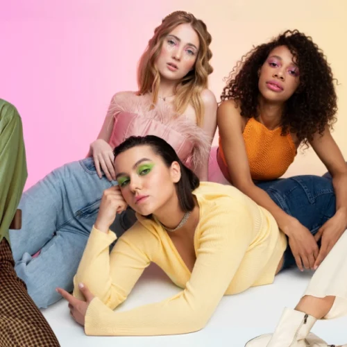 Cinco mujeres posan con looks coloridos que representan las tendencias de moda primavera verano 2025, destacando tejidos frescos, colores vibrantes y actitud relajada