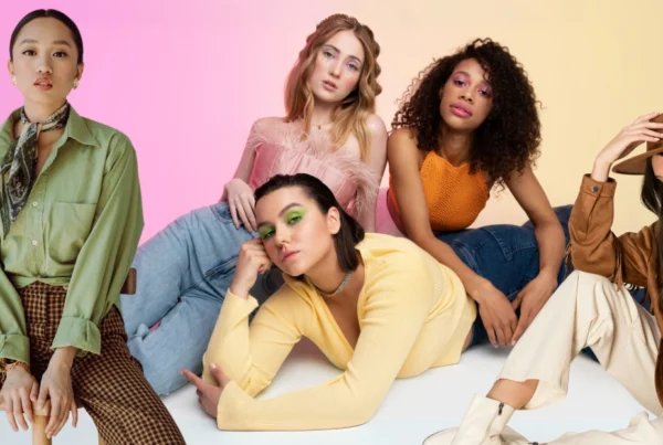 Cinco mujeres posan con looks coloridos que representan las tendencias de moda primavera verano 2025, destacando tejidos frescos, colores vibrantes y actitud relajada