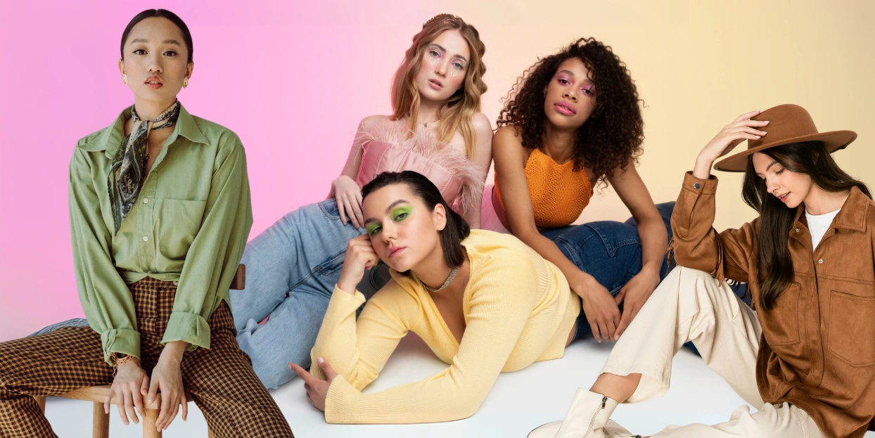 Cinco mujeres posan con looks coloridos que representan las tendencias de moda primavera verano 2025, destacando tejidos frescos, colores vibrantes y actitud relajada