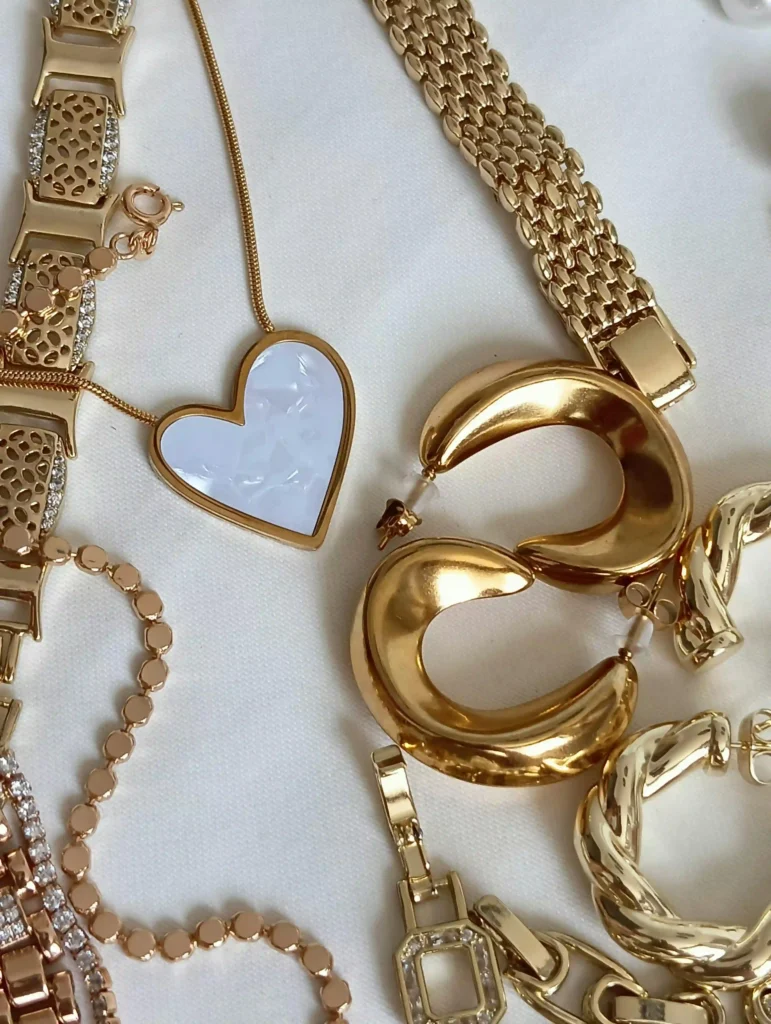 Accesorios clave que elevan el estilo con sofisticación y equilibrio.