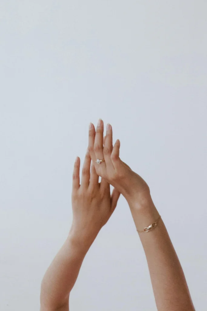 Inspiración en maquillaje sutil y manicura clásica como expresión de elegancia.