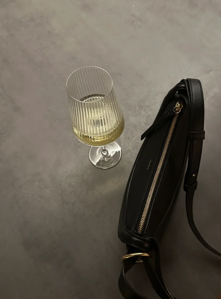 Imagen con bolsos, gafas y pañuelos que aportan feminidad y estilo refinado.