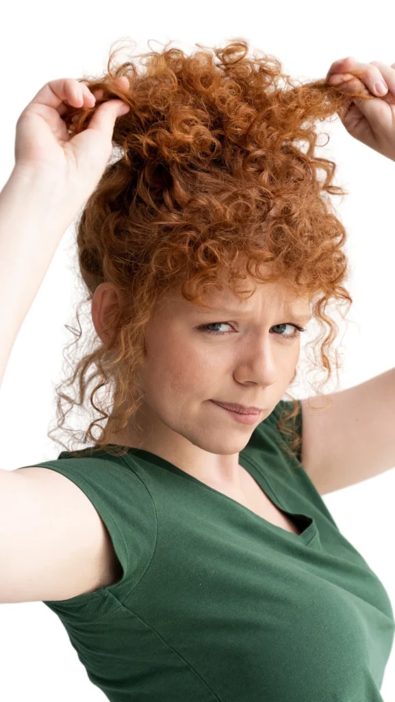 Estilo de flequillo desordenado, un corte de pelos que suaviza los ángulos y crea un look más armonioso y equilibrado.