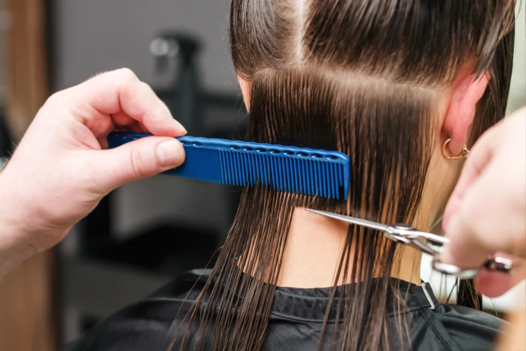 Consejo sobre cómo elegir el corte de pelo perfecto para ti, basado en la forma de tu rostro y tu estilo personal.