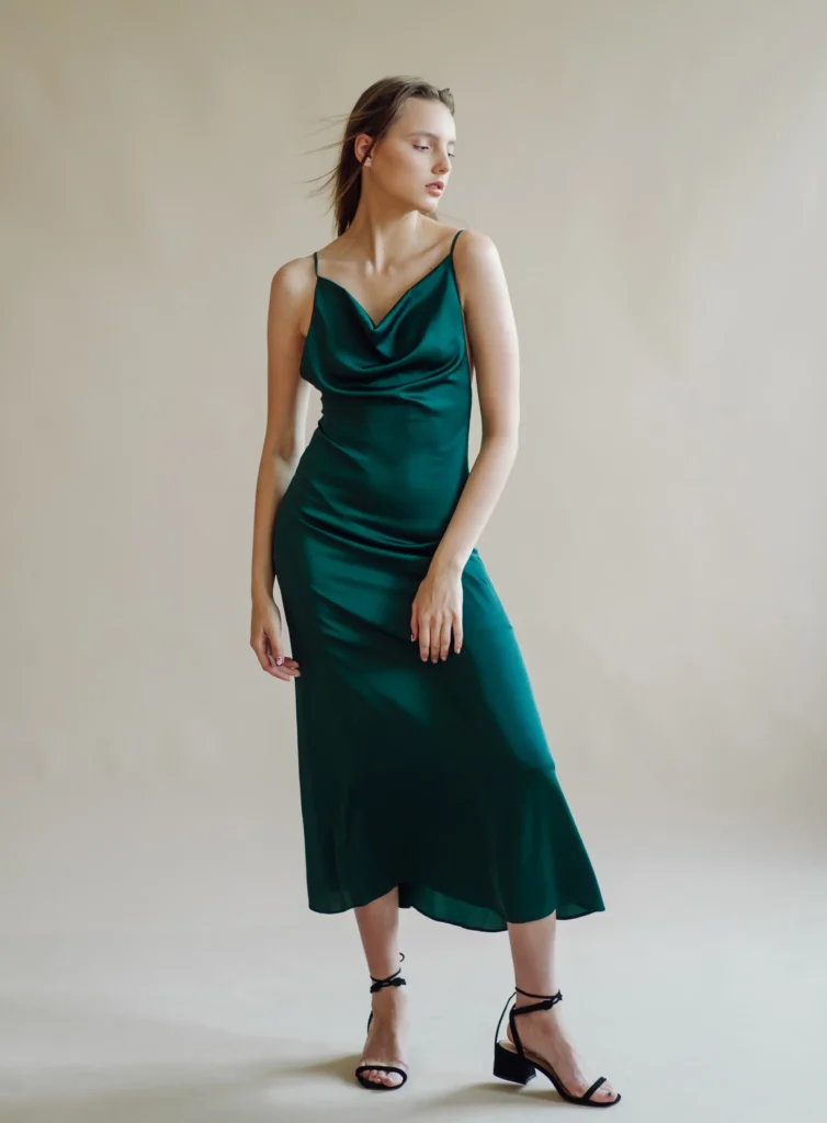 Combinaciones chic para una mujer elegante que prioriza su bienestar