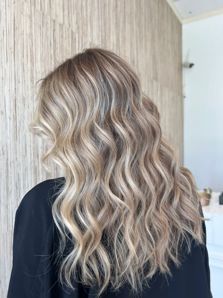 Reflejos rubios que camuflan las canas sin teñir todo el cabello