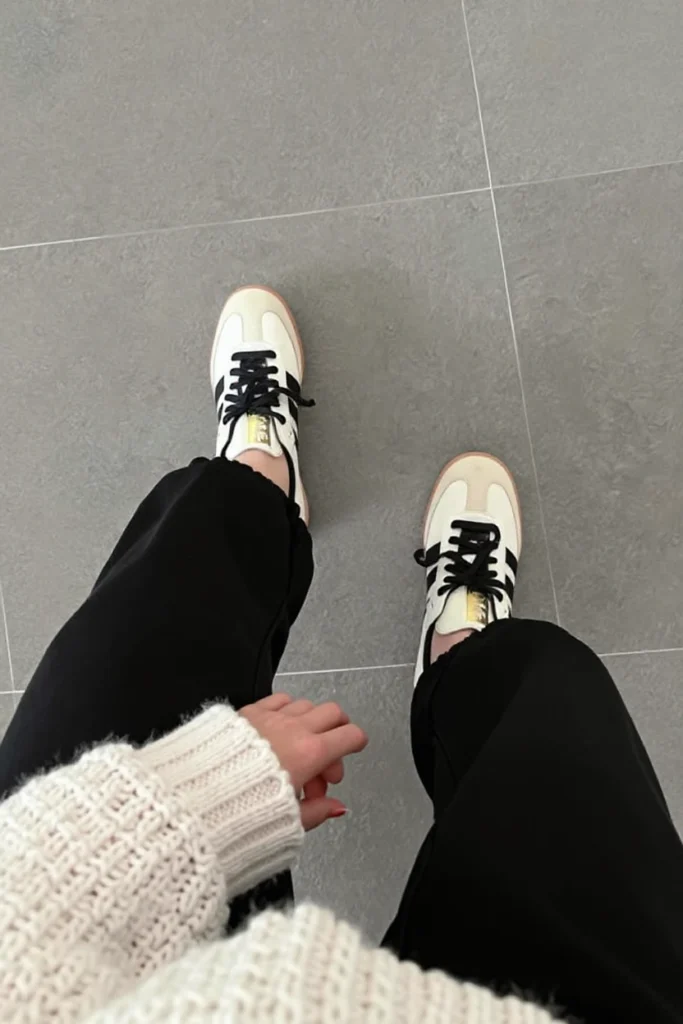Sneakers retro en blanco y negro como tendencia para complementar un armario cápsula 2025
