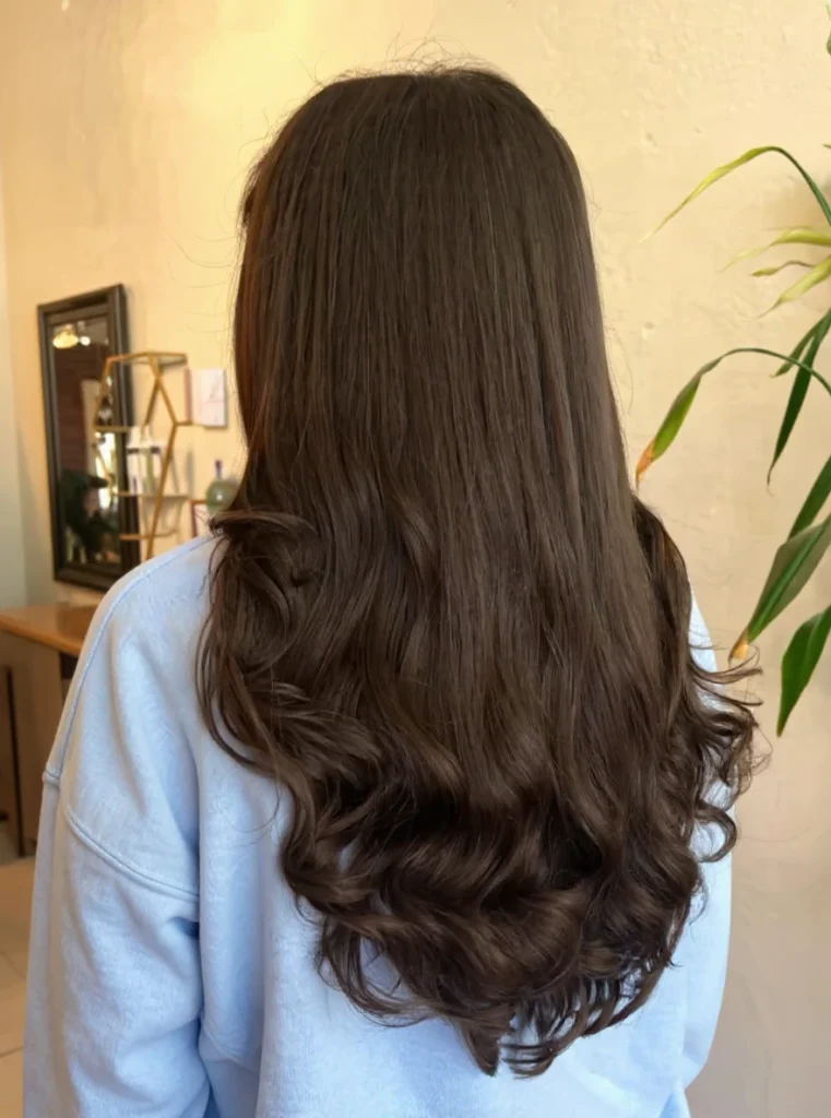 Cabello teñido en tono castaño medio, versátil y atemporal.