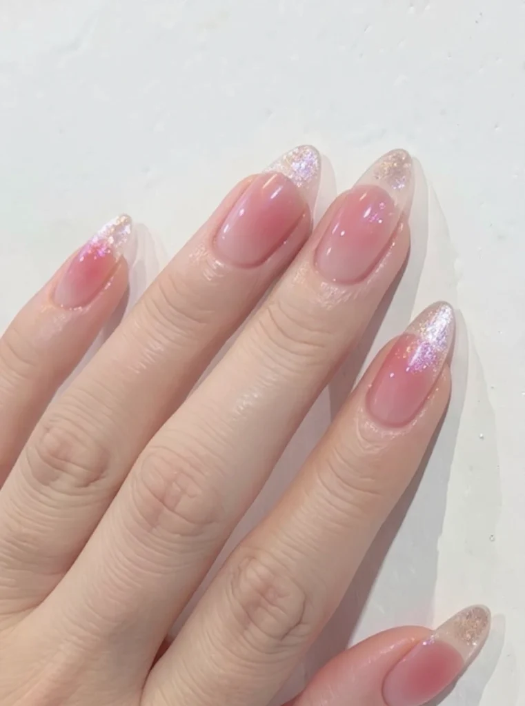 Francesa reinventada con puntas metálicas, manicura elegante para día a día verano 2025.