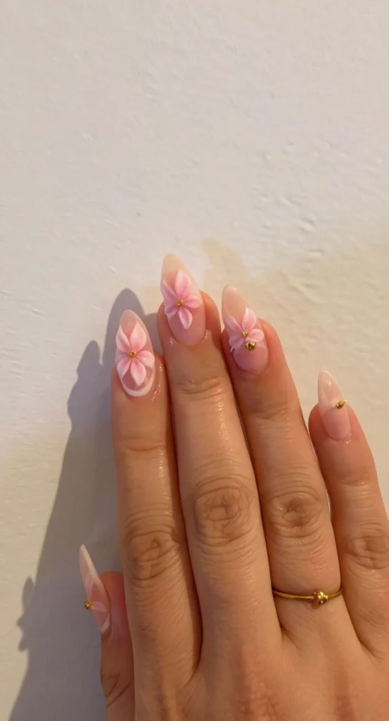 Uñas en gel 3D con efecto holográfico rosa, nail art tendencia verano 2025.