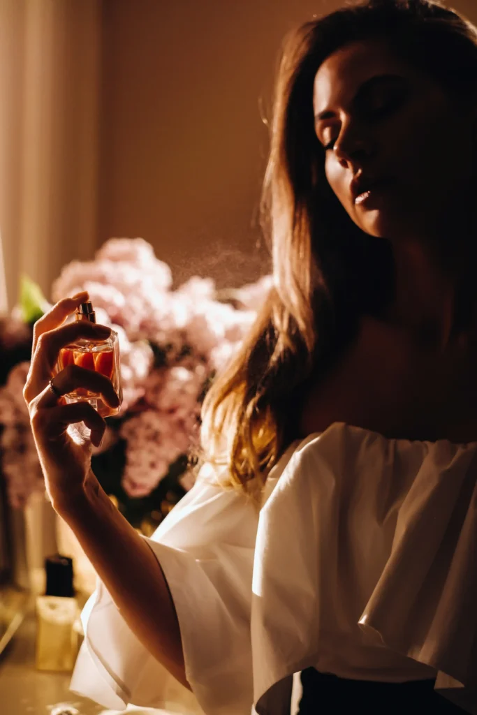 Mujer elegante con perfume Carolina Herrera, símbolo de feminidad y estilo