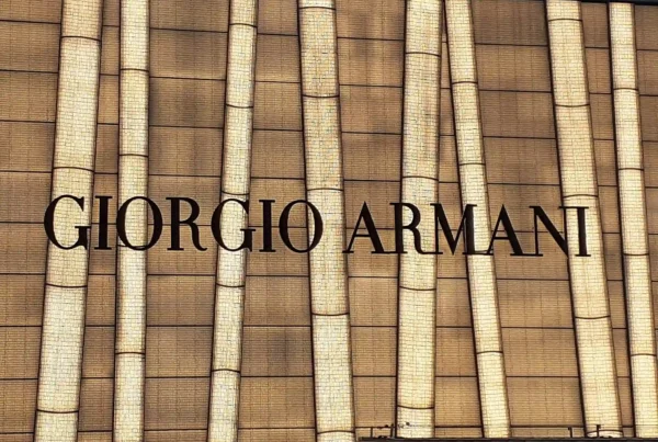 Entrada de la boutique Emporio Armani para hombre, símbolo del lujo y elegancia creados por Giorgio Armani.