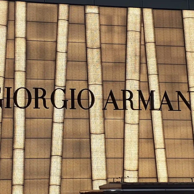 Entrada de la boutique Emporio Armani para hombre, símbolo del lujo y elegancia creados por Giorgio Armani.