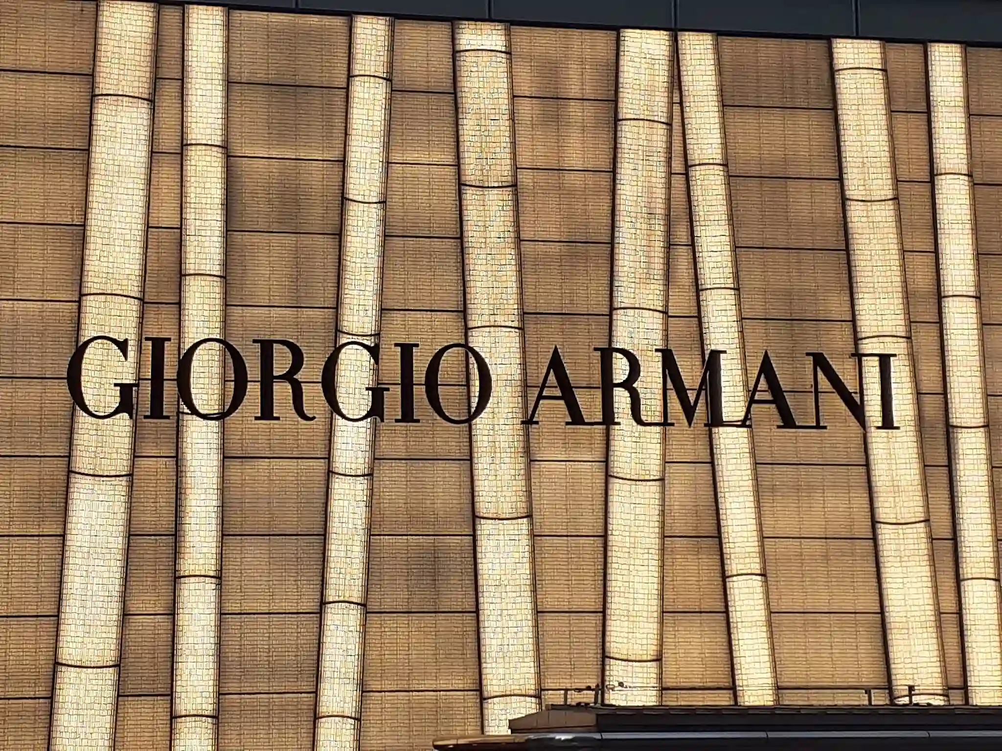 Entrada de la boutique Emporio Armani para hombre, símbolo del lujo y elegancia creados por Giorgio Armani.