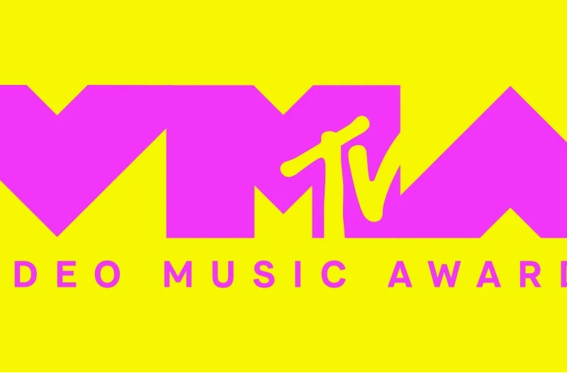 Looks VMAs 2025: Moda, belleza y los detalles que marcaron tendencia