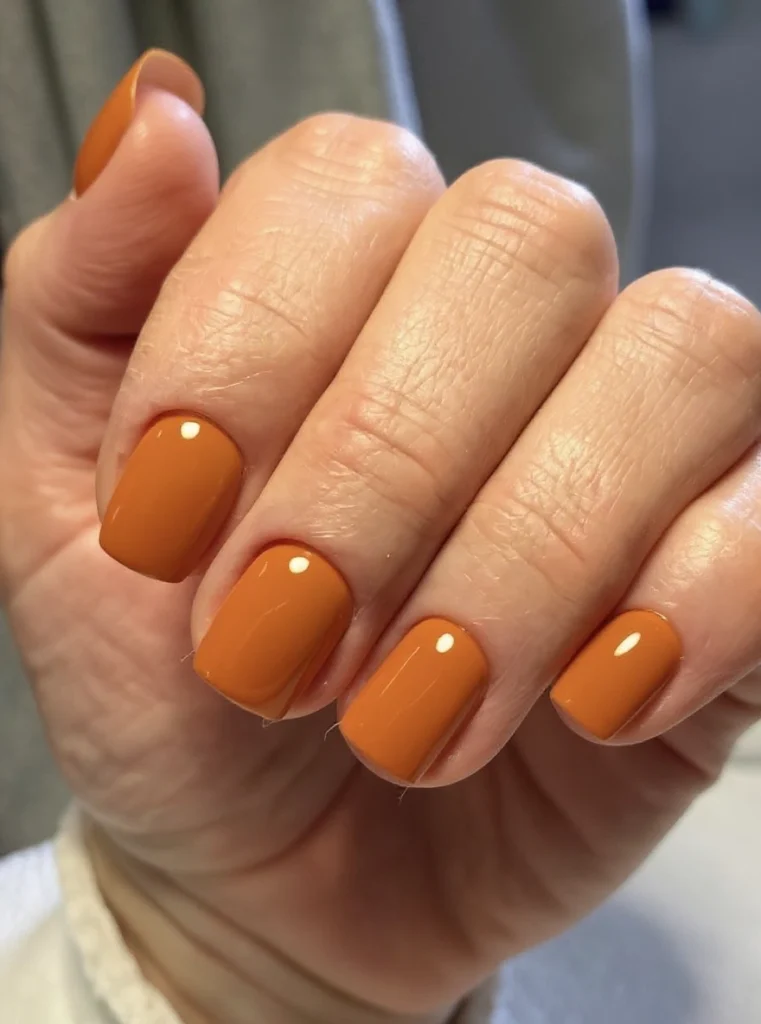Uñas rectas en tono naranja calabaza