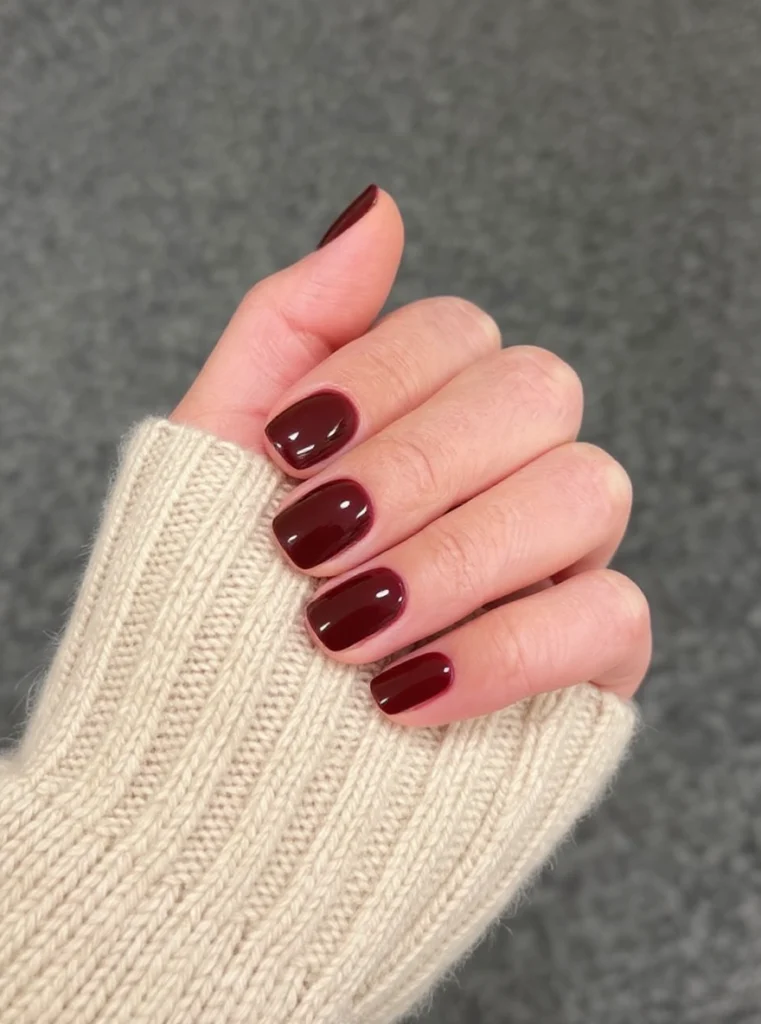 Uñas almendradas color merlot