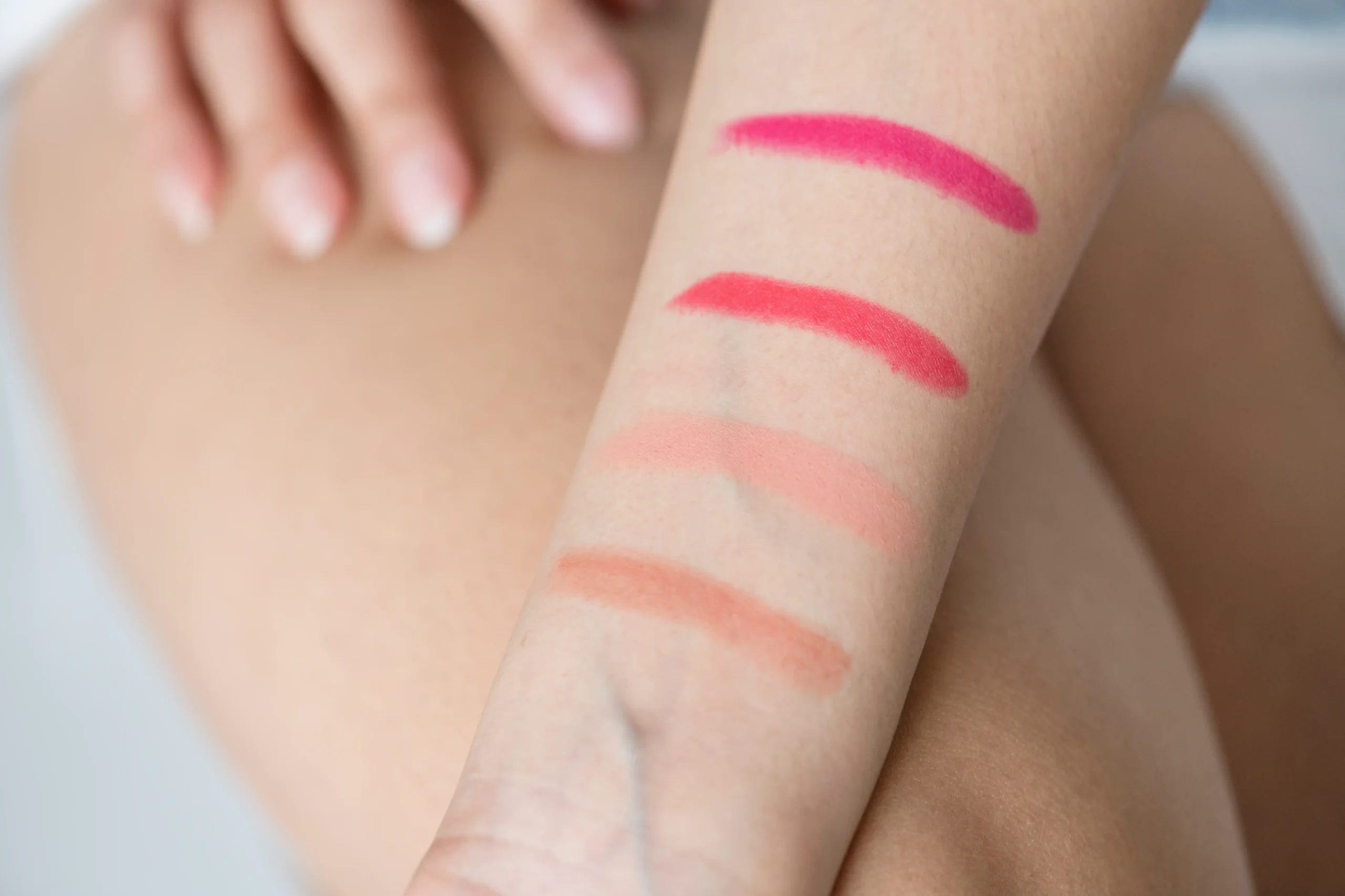 Muestra de colorete crema en varios tonos sobre la piel del brazo