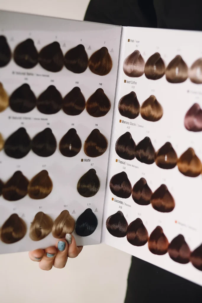 Muestrario con la escala internacional de color de tintes para el cabello.