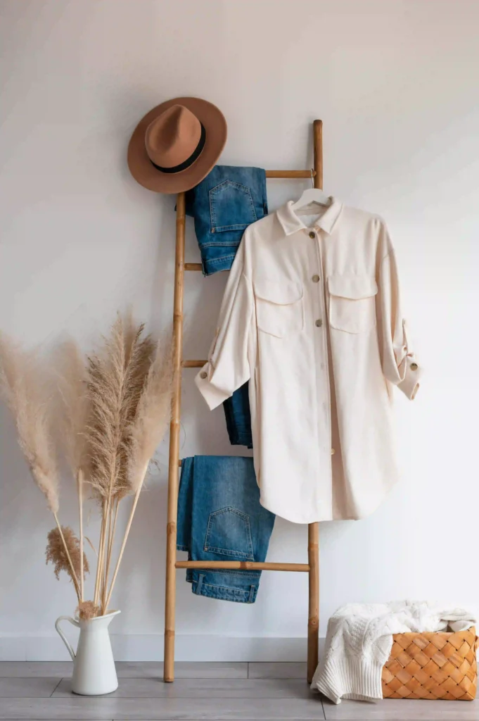 Outfits en tonos pastel y tierra, inspiración cálida y minimalista para la temporada otoño invierno 2025.
