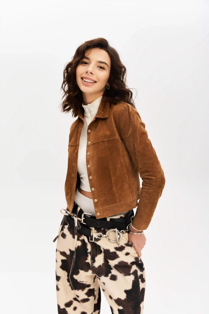 Pantalones estampados y chaqueta corta, estilo grunge romántico de la colección bershka otoño invierno 2025.