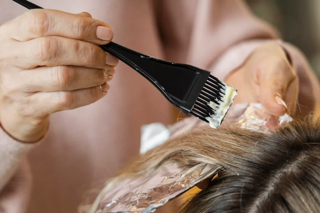Aplicación de tinte demipermanente o tonalizante para realzar el color del cabello.