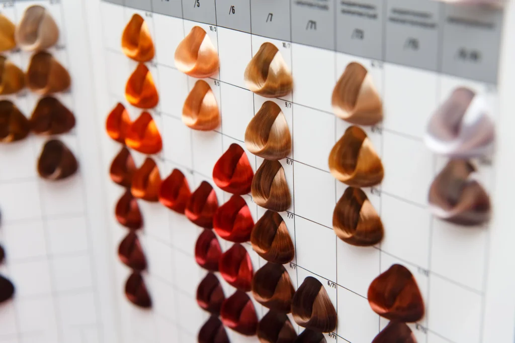 Muestras de tinte vegetal natural a base de henna e ingredientes botánicos.