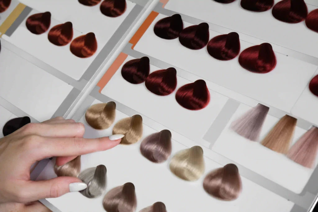 Selección de colores representando los distintos tipos de tintes para el pelo.