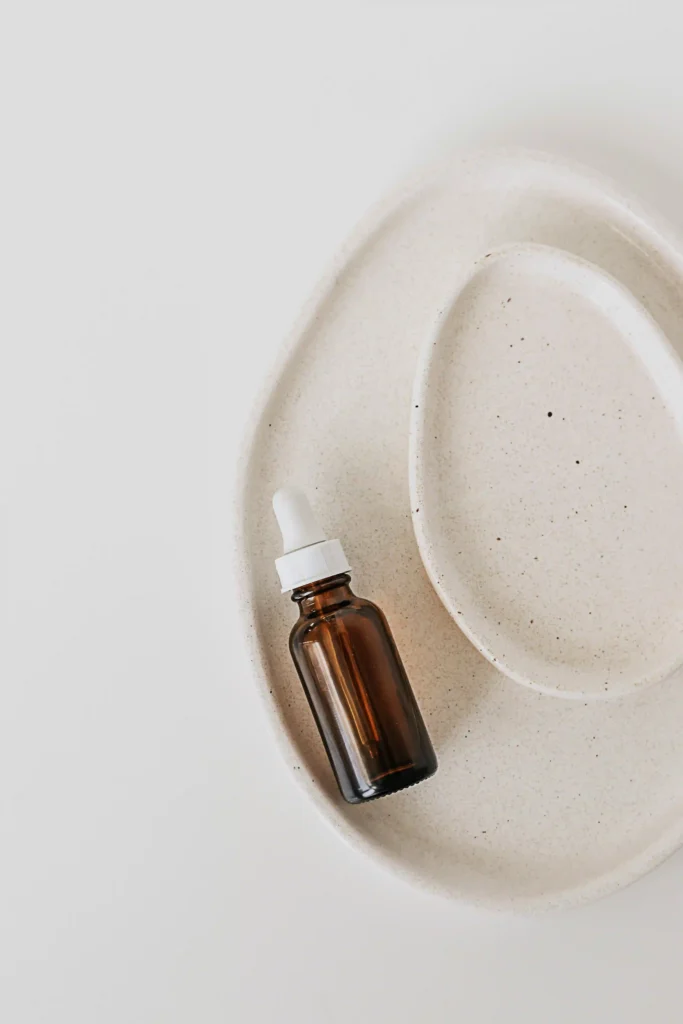 Botella de esencia facial natural diseñada para equilibrar e hidratar distintos tipos de piel.