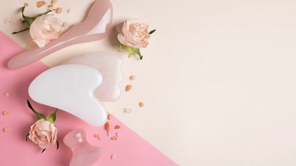 Piedra guasha con flores pequeñas que representa una rutina facial relajante para piel luminosa.