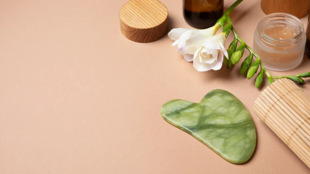 Kit de guasha visto desde arriba para masajes faciales que aportan firmeza, relajación y luminosidad.