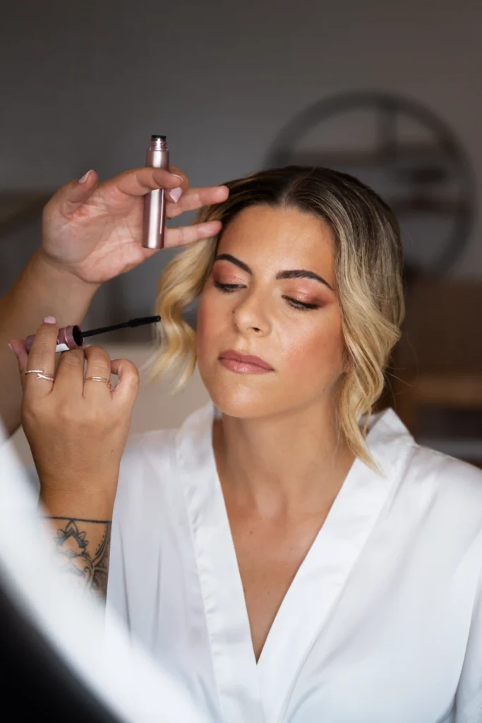 Aplicación de máscara de pestañas para dar volumen y definición al maquillaje de ojos marrones GlowTíni